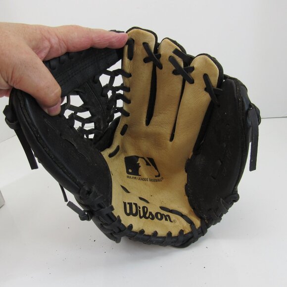Wilson Youth Black RHT Adjustable Cuff Five Finger Baseball Glove 11" A2451 - Picture 5 of 8